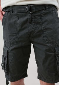 Zwarte cargo shorts van textuurstof, met voor- en zijzakken, een tailleband met riem en een ontspannen pasvorm.