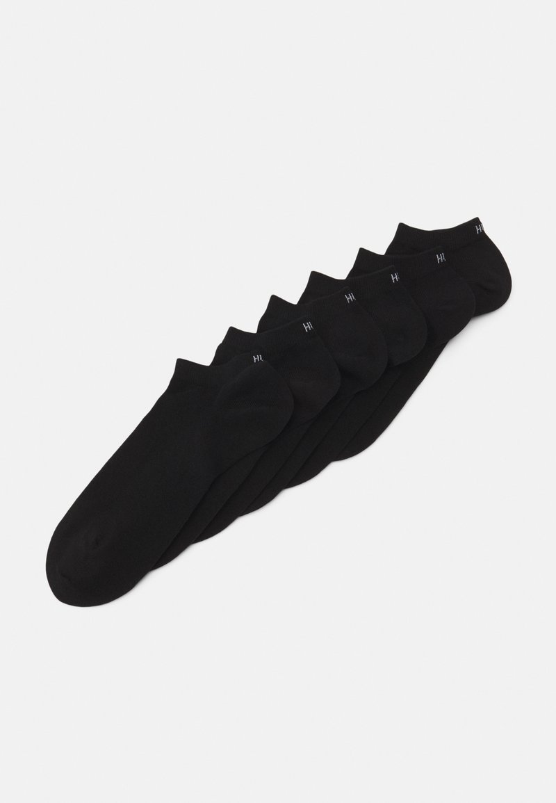 Schwarze Knöchelsocken im Sechserpack. Hergestellt aus weichem Material mit glatter Textur. Jede Pärchen hat ein kleines Logo in Weiß.