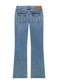 Jean évasé bleu clair avec des poches arrière boutonnées et un patch de marque Lee marron sur la ceinture, sur un fond blanc.