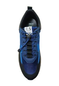 Scarpa atletica blu con tomaia in tessuto testurizzato, suola in gomma, design snello e lacci elastici con chiusura a toggle.