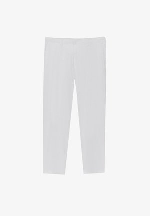 Wąskie, jasnoszare spodnie z szlufkami na pasek, z przodu na guzik oraz z bocznymi kieszeniami, prezentowane na jednolitym białym tle.