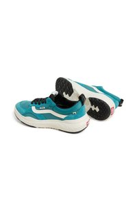 Turkusowe sneakersy z cholewką z zamszu i siatki, białymi akcentami, masywną czarną gumową podeszwą i charakterystycznym wzorem fal na boku.