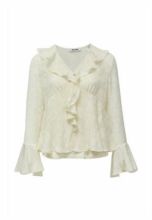 Blusa crema con cuello fruncido y mangas acampanadas. Tejido suave con una textura y un sutil patrón floral. Cierre de un botón en la parte delantera.