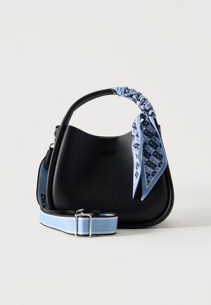 Sac à main texturé noir avec poignée courte enveloppée d'une écharpe bleue à motifs, bandoulière détachable bleue et blanche réglable posée devant.