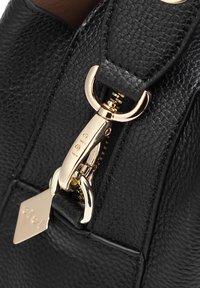 Borsa a mano in pelle nera con una finitura testurizzata, hardware dorato e una cerniera distintiva con un'etichetta con accentazione a forma di diamante.