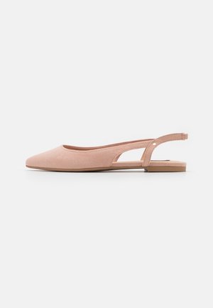 Lichtroze suède platte slingback schoen met een puntige neus en uitsnijdingsdetail aan de zijkant op een witte achtergrond.