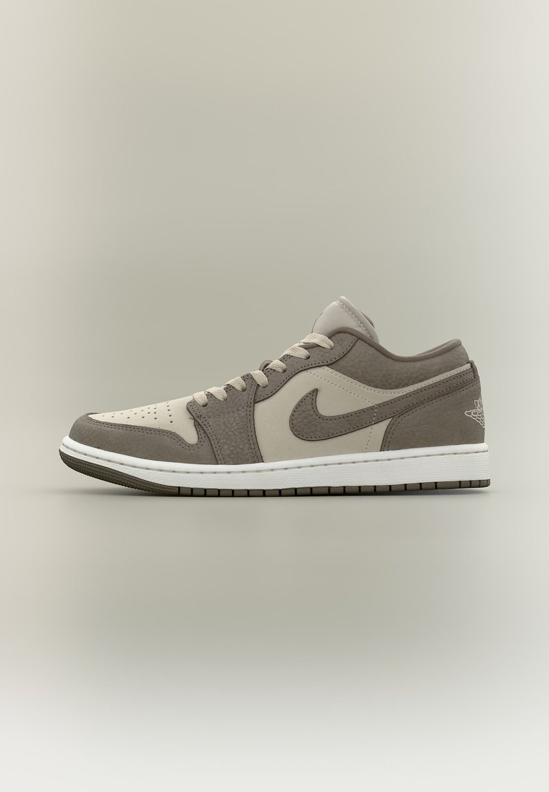 Χαμηλή αθλητική μπότα Nike Air Jordan σε μπεζ και γκρι με λευκή σόλα, εμφανίζεται σε ουδέτερο φόντο στραμμένο προς τα δεξιά.