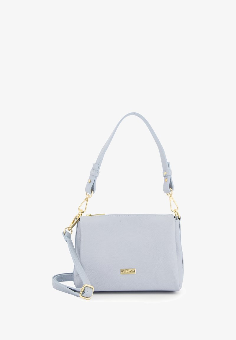 Sac à main en cuir bleu clair de forme rectangulaire, avec une bandoulière détachable et des finitions en métal doré. Texture lisse, branding minimal.