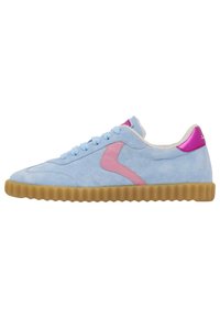 Sneaker di suede azzurra chiara con dettagli rosa, suola in gomma testurizzata e lacci piatti. Presenta una punta arrotondata e un colletto imbottito.
