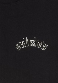 Sudadera negra con texto bordado en blanco que dice "CRIMEY", con acentos de estrellas y un elemento de diseño que se asemeja a una torre.
