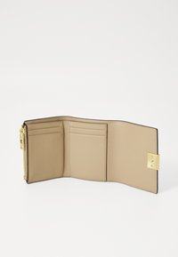 Portafoglio in pelle beige con chiusura a zip, numerosi scomparti per carte e accenti in metallo dorato. Texture liscia con linee pulite e un design minimalista.