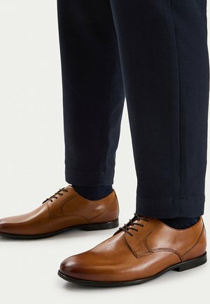 Lasocki - Biznesowe buty sznurowane