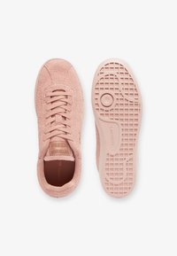 Sneakers rosa strutturati con una superficie morbida e pelosa, caratterizzati da una punta rotonda, lacci piatti e una suola in gomma con motivo. Logo sulla linguetta.