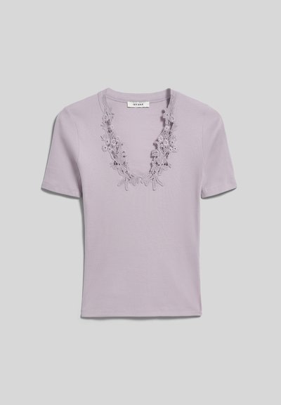 Haut en maille côtelée lilas à manches courtes avec un décolleté en V profond orné d’une bordure en dentelle florale, présenté à plat sur un fond gris.