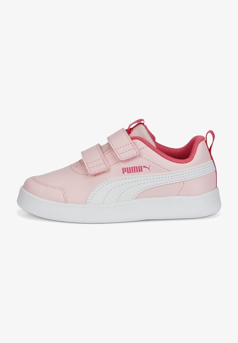 Baskets Puma roses avec semelle et bandes blanches, dotées de deux straps velcro et d'un intérieur rouge.