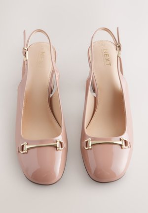 Chaussures slingback en cuir verni rose avec un bout carré, un accent en métal doré et une texture lisse. Dotées d'une boucle pour un ajustement réglable.