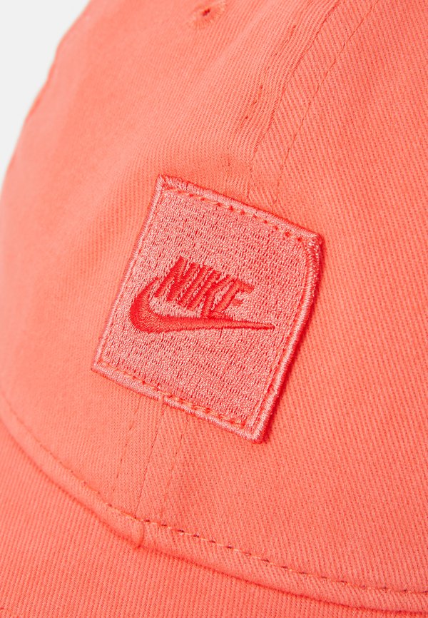 BOX FUTURA CLUB UNISEX – Cap – magic ember