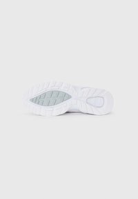 Under Armour APPARITION TECH - Sneakers laag - white/white/metallic silver-coloured
