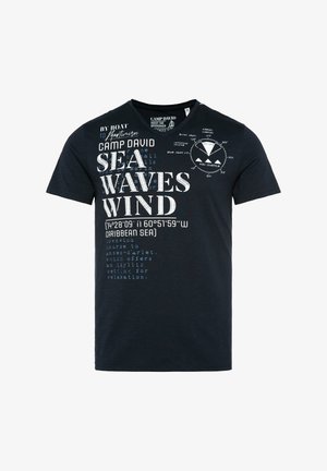 T-shirt en coton bleu marine avec un col en V, présentant un texte graphique blanc et des motifs de boussole à l'avant, évoquant un thème nautique.
