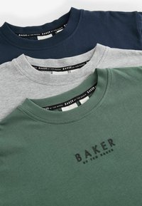 Tre t-shirt a girocollo in cotone nei colori blu navy, grigio e verde. Ognuna presenta un logo ricamato nero "BAKER" sul davanti.