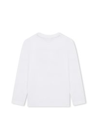 Chemise à manches longues en coton blanc, avec un col rond et des poignets simplement ourlés. Le dos est uni, sans motifs ni embellissements.