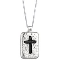 Silberner Anhänger mit rechteckiger, texturierter Form, der ein schwarzes Kreuz in der Mitte eingelegt hat. Befestigt an einer dünnen, silbernen Kette.