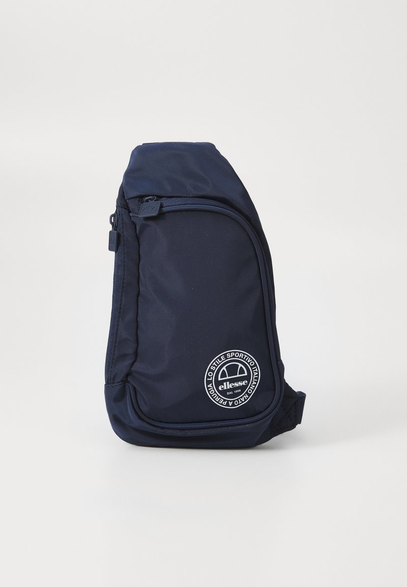 Námornícky modrá crossbody taška vyrobená z nylonu, s guľatým dizajnom, prednou zipovou vreckom a okrúhlym logom značky na boku.