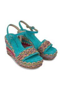 Sandales compensées turquoise avec deux larges brides, ornées d'un galon en textile multicolore tressé et d'une bride réglable à la cheville.