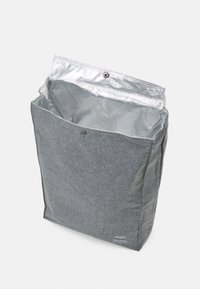 Šedá taška z látky s textura, podšita stříbrným materiálem. Obsahuje zapínání na patent a má obdélníkový tvar.