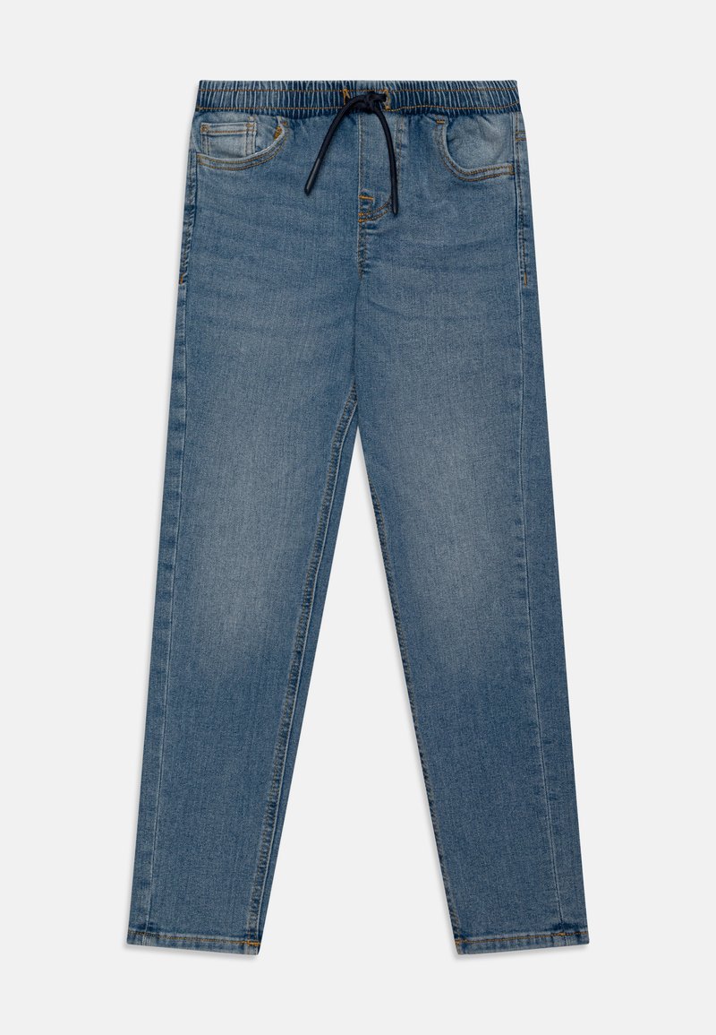 Svijetloplave traper hlače s remenom za vezanje u struku, pet džepova, ravne nogavice i minimalnim šavnim detaljima. Glatka tekstura.