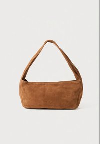 Braune Wildledertasche mit einem gebogenen Schulterriemen-Design. Verfügt über eine flache rechteckige Form und ein eingeprägtes Logo auf der Vorderseite.