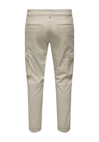 Beige cargo broek met een slim fit, gemaakt van lichte stof. Voorzien van twee zijvakken, achterzakken en omgeslagen hems.