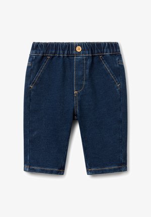 Donkerblauwe denim shorts voor kinderen met een elastische tailleband, een knoop aan de voorkant en schuin geplaatste zakken aan de voorkant, plat gelegd op een witte achtergrond.