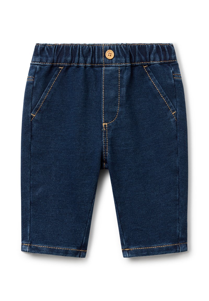 Dětské tmavě modré denimové šortky s elastickým páskem, předním knoflíkem a šikmými předními kapsami, vystavené na bílé pozadí.