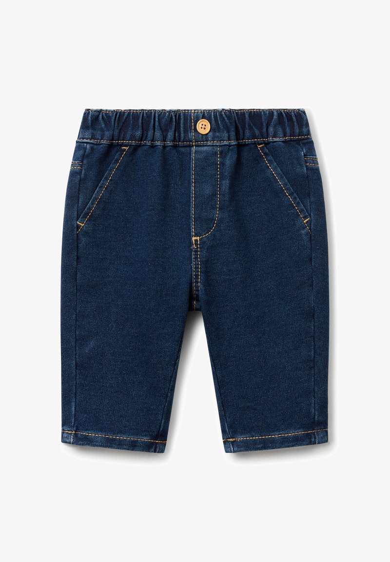 Dětské tmavě modré denimové šortky s elastickým páskem, předním knoflíkem a šikmými předními kapsami, vystavené na bílé pozadí.