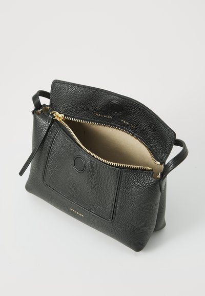 Bolso de mano de cuero negro con un acabado texturizado, que cuenta con una cremallera dorada, un bolsillo exterior y un interior suave forrado.