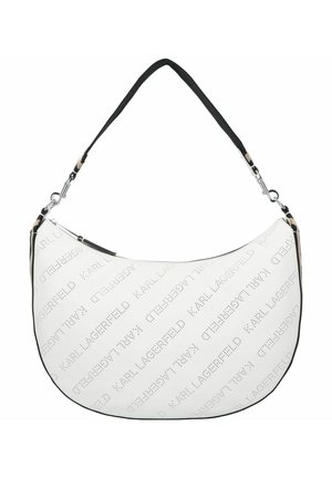 Sac à main blanc en forme de croissant avec une bandoulière noire réglable et un motif de texte diagonal subtil.