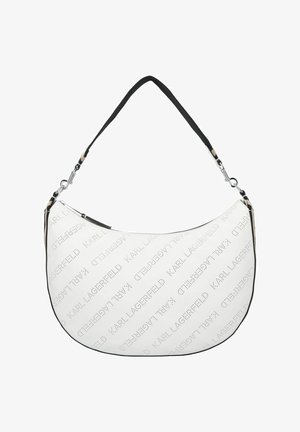 Sac à main blanc en forme de croissant avec une bandoulière noire réglable et un motif de texte diagonal subtil.
