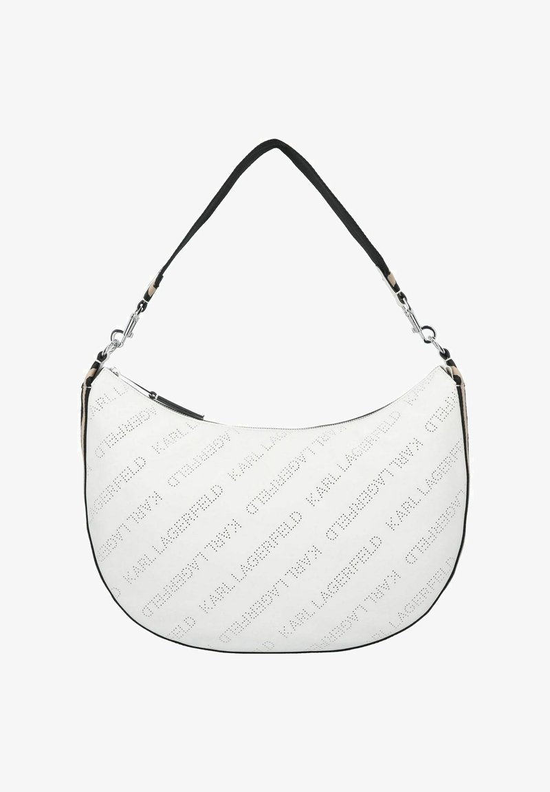 Sac à main blanc en forme de croissant avec une bandoulière noire réglable et un motif de texte diagonal subtil.