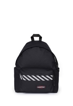 Zaino Eastpak nero con tasca frontale con strisce bianche diagonali e maniglia superiore, mostrato su sfondo bianco.