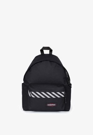 Sac à dos Eastpak noir avec poche avant arborant des bandes blanches diagonales et une poignée de transport supérieure, présenté sur fond blanc.