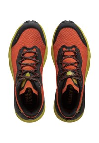 Běžecké boty na trail v jasně oranžové síťovině s černými detaily, černými tkaničkami, polstrovanou podešví a zpevněnou žlutou podrážkou.