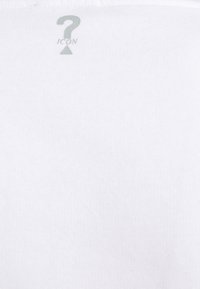 Tissu en coton blanc avec une texture lisse, présentant un point d'interrogation gris imprimé et le mot "ICON" près de l'encolure au dos.