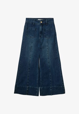 Široke traperice u tamnoplavoj boji, koje sadrže dva prednja džepa, jedan zlatni gumb za zatvaranje i šivane detalje na rubu.