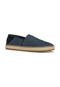Scarpe slip-on blu navy con tomaia in morbido camoscio, pannelli laterali elasticizzati e bordatura in juta intrecciata attorno a una suola in gomma marrone chiaro.