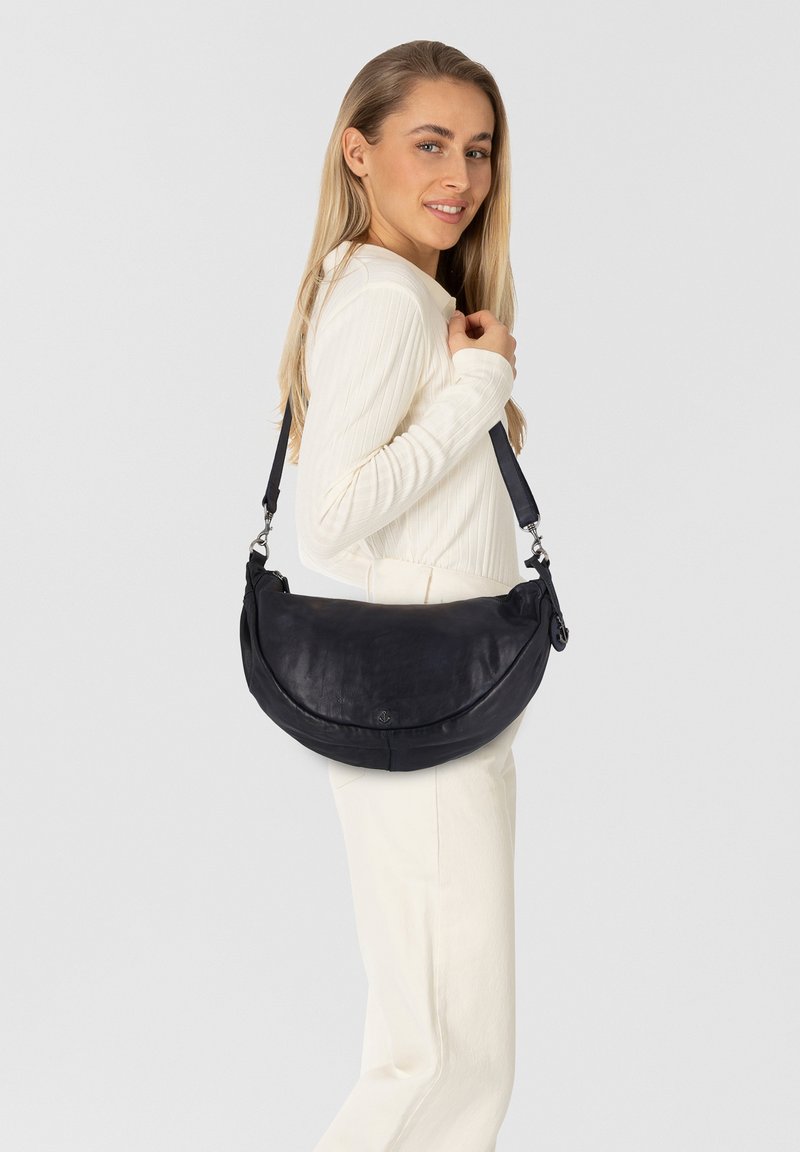Borsa a spalla in pelle nera con forma curva, tracolla regolabile e finitura testurizzata. Presenta un accento con il logo sulla parte anteriore.