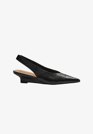 Juodas atviras batelis su smaigaliu, pagamintas iš tekstūruotos krokodilo odos imitacijos ir žemu pleištu padais. Medžiaga – sintetinis oda.