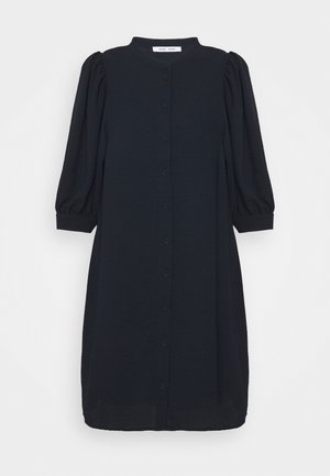 Robe noire mi-longue à encolure ronde, manches longues bouffantes, fermeture boutonnée devant et poignets ajustés.