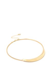 Collar tipo choker en tono dorado con un acento metálico liso y curvado, y una cadena flexible y texturizada. Cuenta con un cierre de langosta y longitud ajustable.