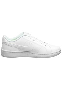 Weißer Low-Top-Sneaker mit Schnürsenkeln, gesteppten Details und einem dezenten Nike-Swoosh-Logo an der Seite, im Profil gezeigt.